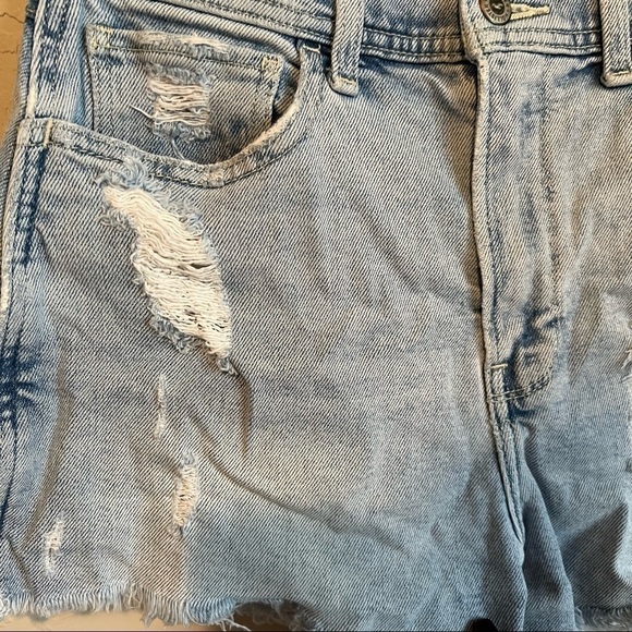 Hollister Ultra High Rise Vintage Distressed Denim Shorts - Picture 5 of 12